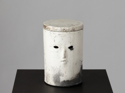 Urn (V), 2015. Raku brændt keramik, 19 x 13 cm